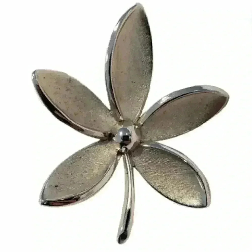 Vintage Alfred Philippe Crown Trifari Flower Brooch Silver Texture & Shiny - Picture 2 of 6
